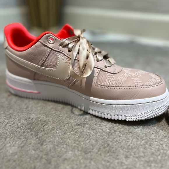 Wmns Air Force 1 '07 'Fossil Stone Laser Crimson' - Picture 3 of 5